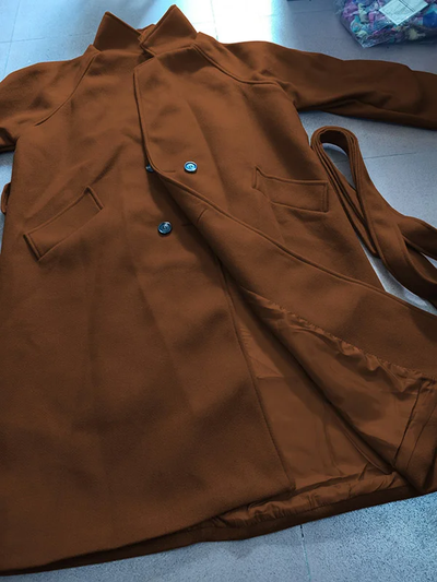 Einfarbiger Mantel mit Lockerer Passform und Gürtel – Perfekt für Den Modernen Look